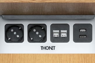 THONET stekkerdoos met twee stopcontacten, twee netwerkaansluitingen en twee USB-poorten, zwart en houtafwerking.