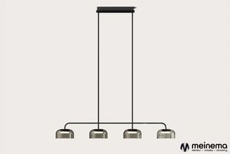 Hanglamp met vier metalen kapjes in grijs-groen, opgehangen aan een rechthoekig zwart frame met centrale ophangpunt.