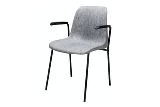 Grijze stoel met armleuningen en zwart metalen poten, minimalistisch design op witte achtergrond.