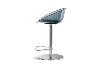 Moderne barkruk met grijsblauwe kunststof zitting, glanzende chromen poot en voetsteun, ronde metalen basis.