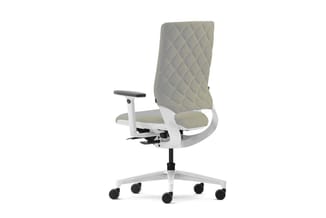 Witte bureaudraaistoel met gestoffeerde zitting en rugleuning in beige quiltstof, verstelbare armleuningen, op wielen.