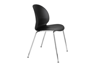 Zwarte Fritz Hansen N02 Recycle stoel met chromen 4-poot onderstel en een kuip van gerecycled kunststof