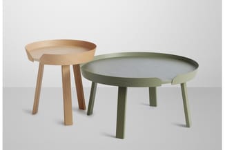 Twee ronde bijzettafels met houten poten: één in natuurlijk hout, één in olijfgroene kleur, beide met een dienbladvormig tafe