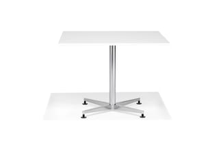 Moderne vergadertafel met wit rechthoekig blad, zilverkleurige centrale kolom en vierpotige aluminium kruisonderstel met zwar