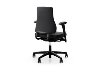 Zwarte ergonomische bureaustoel met hoge rugleuning, verstelbare armleuningen en vijfpunts wielbasis tegen witte achtergrond.