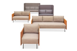 Collectie modulaire banken in beige en grijs stof met oranje houten zijpanelen. Tweeplaats, drieplaats en fauteuil opstelling