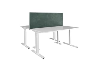 Wit bureau met groen akoestisch scherm aan achterzijde, rechthoekig tafelblad en T-vormige onderstel.