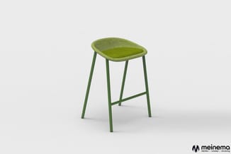 Groene barkruk met groengeverfde metalen poten en gepolsterde zitting in groen geweven materiaal, tegen neutrale achtergrond.