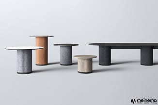 Collectie vergadertafels en tafels met geribde cilindervormige poten in verschillende kleuren (grijs, oranje, beige, zwart) e
