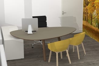 Vergadertafel ovaal met houten poten, grijze tafelblad, gele stoelen, laptop, raam met herfsttafereel.