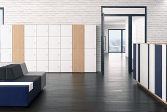 Moderne kantoorruimte met witte garderobekast met houten deuren, zwarte loungzetel, donkere houten vloer en raampartijen met