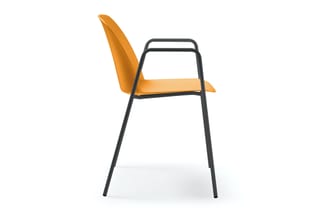 Moderne barkruk met oranje zitting en rugleuning, zwart metalen frame, zijaanzicht tegen witte achtergrond.