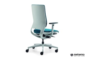 Kantoorstoel met lichtgrijs kunststof ruggesteun, turquoise zitting, verstelbare armleuningen en wieltjes op grijs onderstel.