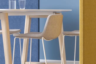 Moderne eetkamer met lichte houten tafel, beige gestoffeerde stoelen met houten poten, blauwe muurpanelen en gele gordijnen.