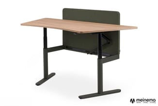 Elektrisch verstelbaar bureau met houten blad, zwart onderstel en groene akoestische scheidingswand.