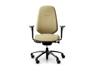 Ergonomische bureaustoel met beige stoffering, zwarte armleuningen en zwart onderstel op wielen, tegen witte achtergrond.