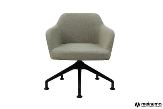 Grijsgroene fauteuil met armsteunen op zwart vierpoot stelsel met wieljes, frontaanzicht.