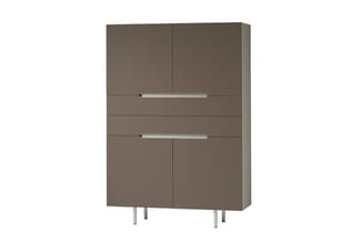 Grijsbruine kastenwand met twee deuren bovenaan, twee laden in het midden en twee deuren onderaan. Metalen handgrepen en zilv