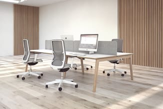 Modern kantoor met houten bureau, grijze ergonomische bureaukstoelen op wielen, laptopstandaard, akoestische panelen en verti