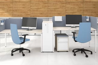 Kantoorwerkplek met twee blauwe bureaustoelen, lichte bureaus, grijze akoestische schermen, witte opbergkasten en computers o