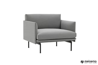 Grijze fauteuil met armsteunen en zwarte metalen poten, minimalistisch design.