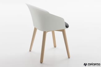Moderne stoel met witte kunststof schaal, grijze binnenkant en natuurlijk houten poten, tegen neutrale achtergrond.