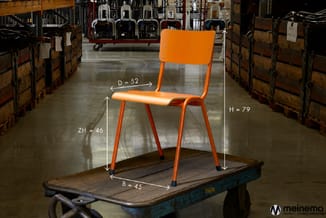 Oranje stoel met metalen frame en armleuningen op houten werkwagen in magazijn. Afmetingen aangegeven: D=52, B=45, H=79, ZH=4
