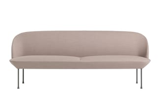 Grijsbeige loungebank met afgeronde ruggen en metalen poten op wit oppervlak.