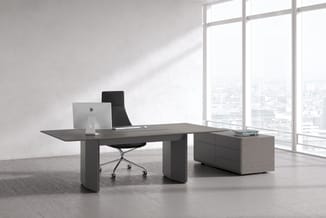 Modern kantoorkamer met grijs bureau, zwarte bureaustoel, grijze kastenkast, Apple-computer en uitzicht op stad via grote ram