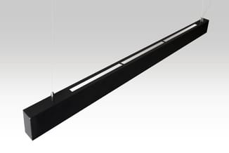 Zwarte hangende lineaire LED-verlichting met rechthoekige vorm en verlichte strips.