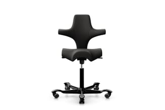 Zwarte ergonomische bureaustoel met X-vormig onderstel en wielen, frontaanzicht tegen witte achtergrond.