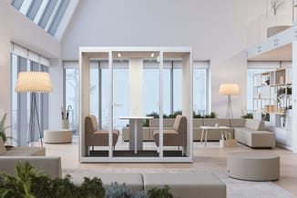 Modern kantoor met beige stoelen, wit glazen bureau met plantenbakken, tripod verlichting met plissé kappen, open shelving en