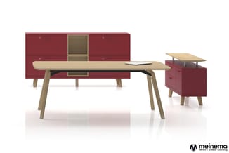 Moderne kantoorconfiguratie met naturel houten bureau met gebogen poten, rode kasten met houten accenten en rode ladenblok me