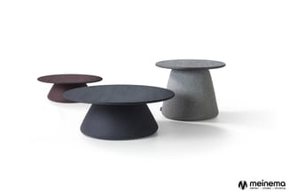 Drie conische salontafels in verschillende kleuren (donkerbruin, donkergrijs, lichtgrijs) met ronde bladen, meinema-logo.