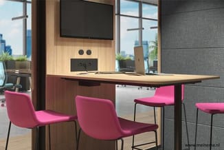 Moderne kantoorwerkplek met houten bureau, zwarte onderstel, roze stoelen, wandgemonteerde TV en houten wandpanelen met speak