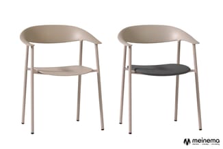 Twee moderne stoelen met beige metalen frame en gebogen rugleuning. Linker stoel volledig beige, rechter stoel met zwart zitj