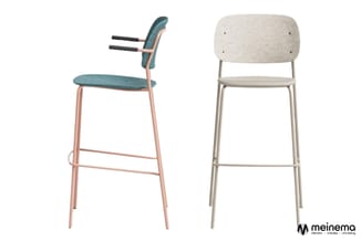 Twee barkrukken: links model met teal/blauwgroen gestoffeerde zitting en rugleuning, roze metalen frame met armsteun; rechts