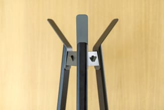 WiFi-router met twee antennes op beige achtergrond, grijs-zwart design met logo's op antennebasis.