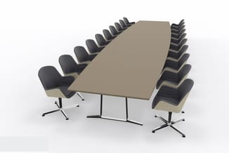 Rechthoekige vergadertafel in beige/grijs met zwarte poten, omgeven door zwarte ergonomische stoelen met beige zitting aan be