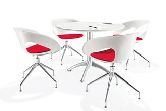 Vergaderset met rond wit tafelblad en drie witte kuipstoelen met rode zitingen op aluminium poten.