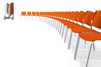 Oranje stapelstoelen met chromen poten in perspectief uitgelijnd, met transportkar met stoelen op de achtergrond.