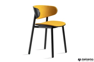 Gele stoel met zwart houten frame, gebogen ruggesteun, zitting en poten tegen witte achtergrond.