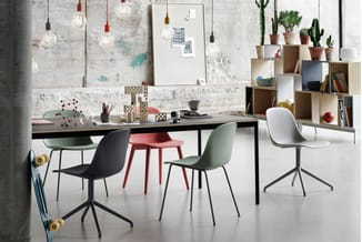Modern kantoor met zwarte werkbureau, gekleurde draaistoelen (zwart, rood, groen, wit), hangende glazen pendant-lampen, houte