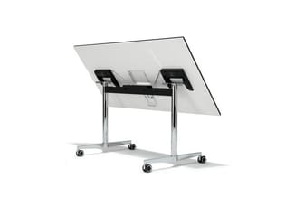 Kantelbare werktafel met grijs blad op zilverkleurig aluminium frame met wielen en zwarte handgrepen.