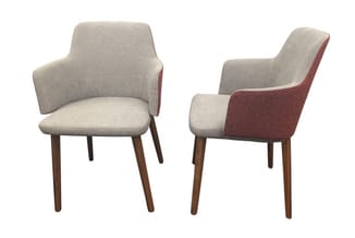 Twee moderne stoelen met houten poten, grijze en bordeauxrode bekleding, armsteunen en ergonomische rugleuning.