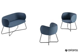 Drie blauwe stoelen met zwart metalen poten: links een tweepersoonsbank, midden en rechts individuele fauteuils met ronde rug