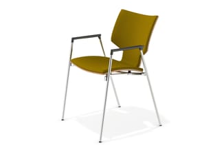 Moderne vergaderstoel met olijfgroen gestoffeerde zitting en rugleuning, zwarte armsteunen en aluminium poten.