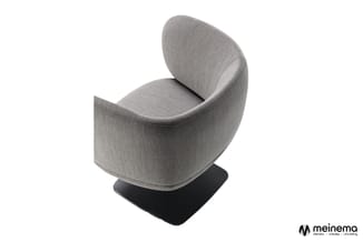 Grijze fauteuil met afgeronde rugleuning en zijpanelen op zwart voetsteun, schuin weergegeven.
