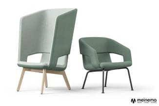 Twee groene stoelen: links met houten poten, rechts met metalen onderstel. Beide met gesloten armvormige zijkanten en gestoff