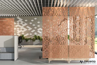 Kantoor met houten akoestische schermen met geometrisch patroon, wit bureau met plant, grijze loungebank en gestructureerd pl